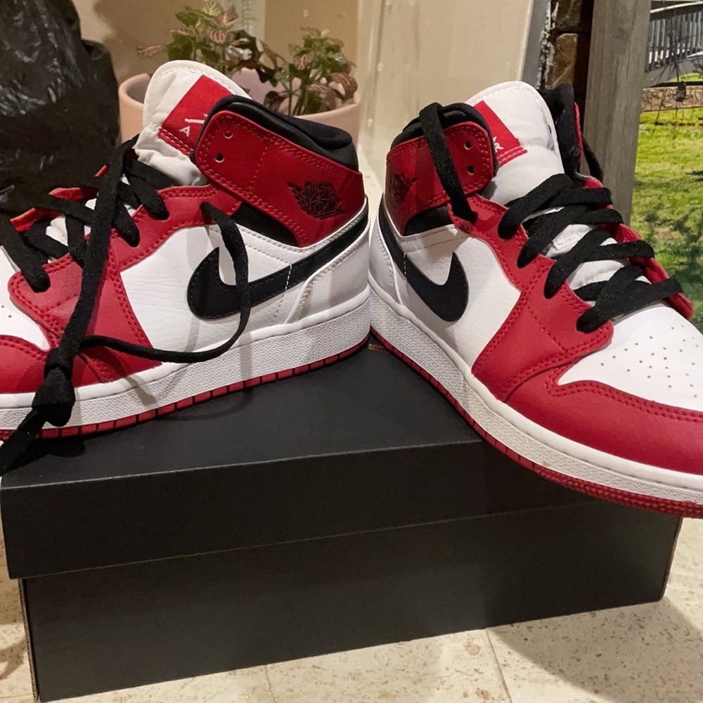 100%autentic AIR JORDAN 1 mid (gs)